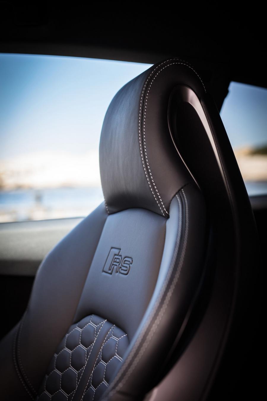 Детали интерьера Audi RS5 Coupe 2017 года  (AU) (фото 2 из 35)